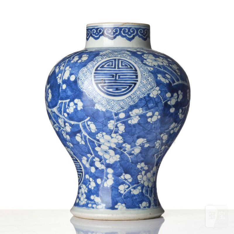 A blue and white 'cracked-ice' vase, - 图2